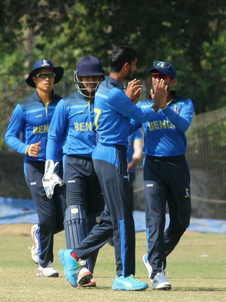 শাহবাজ আমেদের ঝুলিতে এক উইকেট।