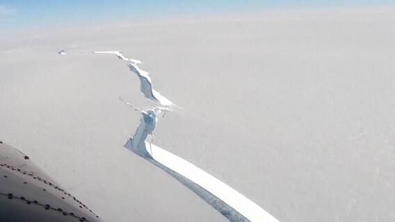 Antarctica: Vast Crack leads to formation of huge iceberg