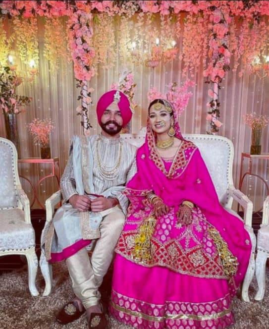 ਸੁੱਖ ਖਰੌੜ ਦੇ ਫੈਨ ਪੇਜਾਂ ਨੇ ਉਸ ਦੇ ਵਿਆਹ ਦੀਆਂ ਕਈ ਤਸਵੀਰਾਂ ਤੇ ਵੀਡਿਓਜ਼ ਪੋਸਟ ਕੀਤੀਆਂ ਹਨ। ਲਾੜੀ ਅਤੇ ਲਾੜਾ ਗੁਲਾਬੀ ਰੰਗ ਦੇ ਕੋਮਬੀਨੇਸ਼ਨ 'ਚ ਖੂਬ ਫਬ ਰਹੇ ਹਨ।