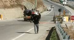 ਮੋਢਿਆਂ 'ਤੇ ਸਕੂਟੀ ਚੁੱਕ ਕੇ ਤੁਰਿਆ ਵਿਅਕਤੀ, ਆਖਰ ਕਿਉਂ? ਵੀਡੀਓ ਹੋ ਰਹੀ ਵਾਇਰਲ