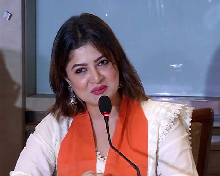 আজ বিজেপিতে যোগ দিয়ে শ্রাবন্তী বলেন, ‘এতদিন সবাই আমাকে রূপোলি পর্দায় দেখেছেন। সবার ভালোবাসা পেয়ে আমি ঘরের মেয়ে হয়ে উঠেছি। আমারও দায়িত্ব রয়েছে মানুষদের জন্য কিছু কাজ করার। ভারতীয় জনতা পার্টি আমায় দলের সদস্য হওয়ার যোগ্য বলে মনে করেছেন, এতে আমি আপ্লুত।’