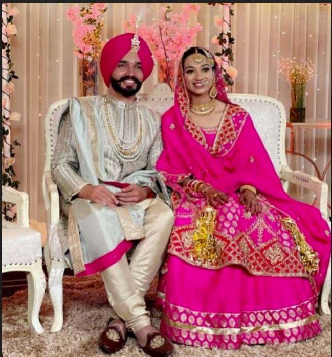 ਉਸ ਨੇ ਆਪਣੇ ਵਿਆਹ ਦਾ ਐਲਾਨ ਕੀਤਾ ਤੇ ਆਪਣੇ ਫੈਨਸ ਤੋਂ ਆਸ਼ੀਰਵਾਦ ਮੰਗਿਆ।