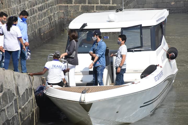 The 'Brahmastra' actor was accompanied by his mother Neetu Kapoor as the mother-son duo got clicked on their way to the location. (Image courtesy - Manav Manglani)