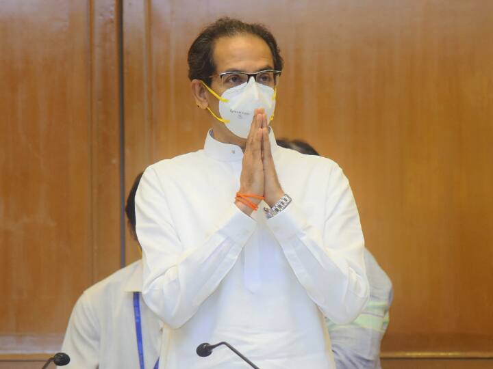 Uddhav Thackeray News: Maharashtra CM Meeting with Covid Task Force Amid Omicron Threat Uddhav Thackeray News: कोविड टास्क फोर्स की बैठक में शामिल हुए सीएम ठाकरे, ओमिक्रोन के बीच आज नए प्रतिबंध लगा सकती है सरकार
