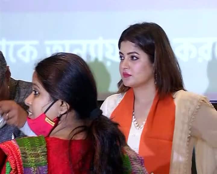 অতীতে একাধিকবার তৃণমূলের মঞ্চে দেখা গিয়েছিল শ্রাবন্তীকে। যদিও তিনি আজ বলেন, ‘দল সিদ্ধান্ত নেবে কার বিপরীতে আমি নির্বাচনে লড়ব বা আদৌ লড়ব কিনা। আর আমার মোহভঙ্গ হয়নি, রাজ্যের উন্নয়নের স্বার্থেই বিজেপিতে যোগ দিয়েছি।’  সেইসঙ্গে টলিউডের রাজনৈতির যোগের জল্পনাও উড়িয়েছেন শ্রাবন্তী।