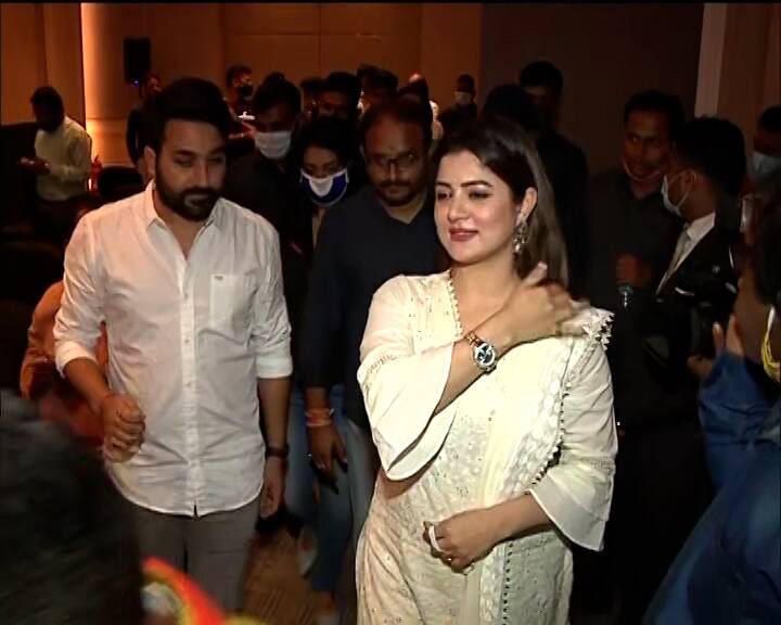 শ্রাবন্তী আরও বলেন, ‘নির্বাচনে দাঁড়ানোর ইচ্ছা রয়েছে। দলের সঙ্গে কথাবার্তা চলছে। দল যা সিদ্ধান্ত নেবে মেনে নেব। রূপোলি পর্দায় ক্লাস ১০-এ প্রথম নায়িকার ভূমিকায় অভিনয় করা সহজ ছিল না। আর এটা আমার নতুন যাত্রা। সাফল্যের জন্য সবার আশীর্বাদ চাই।’