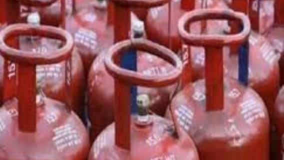 LPG Price Hike: ਮਹਿੰਗਾਈ ਦਾ ਇੱਕ ਹੋਰ ਝਟਕਾ, ਘਰੇਲੂ ਗੈਸ ਸਿਲੰਡਰ ਫਿਰ ਹੋਇਆ ਮਹਿੰਗਾ LPG Price Hike: ਮਹਿੰਗਾਈ ਦਾ ਇੱਕ ਹੋਰ ਝਟਕਾ, ਘਰੇਲੂ ਗੈਸ ਸਿਲੰਡਰ ਫਿਰ ਹੋਇਆ ਮਹਿੰਗਾ