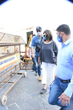 IN PICS | 'Animal' Actor Ranbir Kapoor Clicked Spending Time With Mom Neetu Kapoor At Gateway Of India
