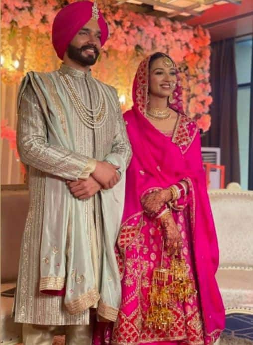 ਉਸ ਨੇ ਆਪਣੀ ਇੰਸਟਾਗ੍ਰਾਮ ਪੋਸਟ ਦੇ ਤੌਰ 'ਤੇ ਇੱਕ ਤਸਵੀਰ ਵੀ ਸਾਂਝੀ ਕੀਤੀ ਜਿਸ ਵਿੱਚ ਨਵੀਂ ਵਿਆਹੀ ਜੋੜੀ ਇਕੱਠੇ ਬੈਠੀ ਹੈ।