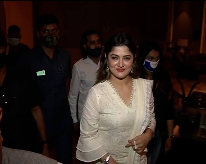 পেশায় সৈনিক ছিলেন শ্রাবন্তী চট্টোপাধ্যায়ের বাবা। অভিনেত্রী বলছেন, ‘বাবা সবসময় আমায় বলতেন, তোকে কেবল রাজ্যের জন্য না, দেশের জন্য কিছু করতে হবে। ছোটবেলায় বাবাকে দেখতাম আর্মির পোশাকে। সেটার আলাদা একটা তেজ ছিল। বাবার শিক্ষাতেই দেশকে সেবার শিক্ষা পেয়েছি।’  বাংলাকে সোনার বাংলা করার ডাকও শোনা যায় শ্রাবন্তীর মুখে।