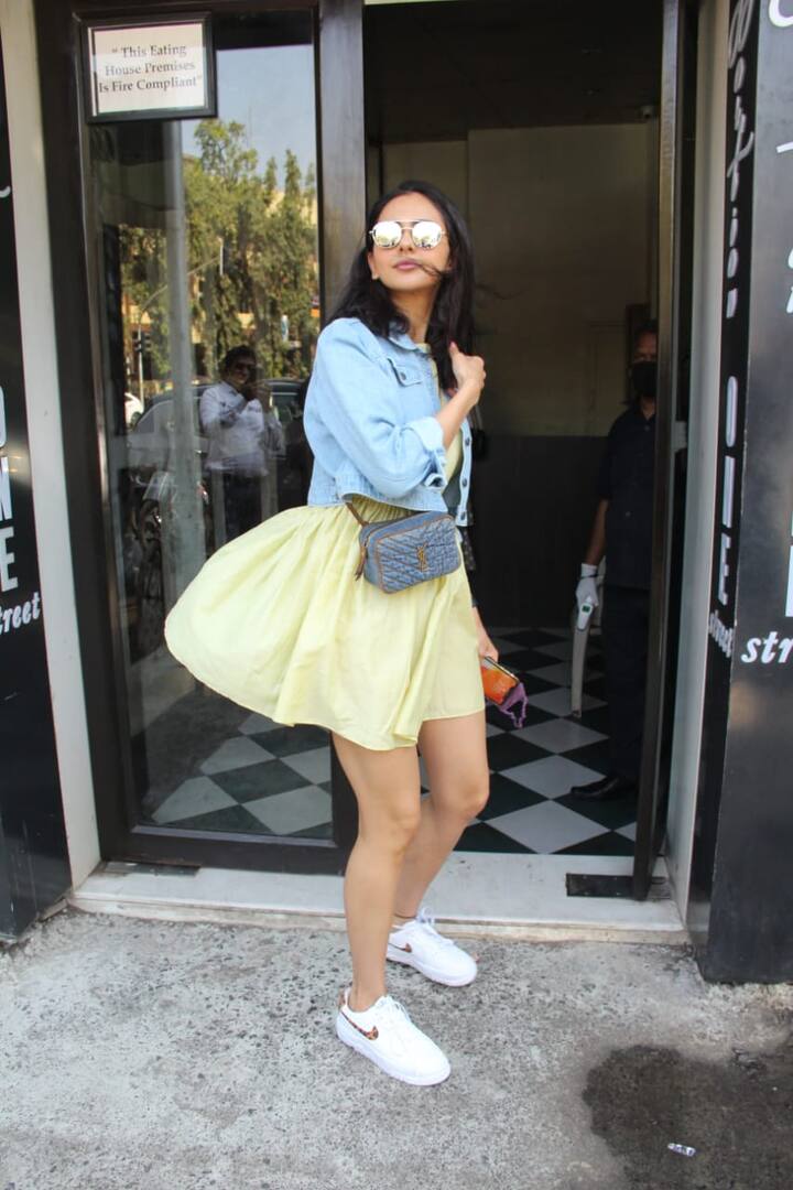 The De De Pyaar De actor was spotted outside a popular restaurant in Mumbai during her casual day out.