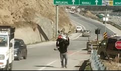 ਮਹਿੰਗੇ ਪੈਟਰੋਲ ਦਾ ਅਸਰ, ਮੋਢਿਆਂ 'ਤੇ ਸਕੂਟੀ ਚੱਕ ਸੜਕਾ 'ਤੇ ਤੁਰਿਆ ਨੌਜਵਾਨ