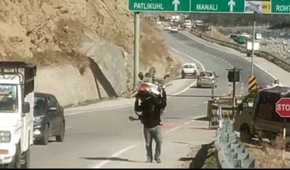 ਮਹਿੰਗੇ ਪੈਟਰੋਲ ਦਾ ਅਸਰ, ਮੋਢਿਆਂ 'ਤੇ ਸਕੂਟੀ ਚੱਕ ਸੜਕਾ 'ਤੇ ਤੁਰਿਆ ਨੌਜਵਾਨ