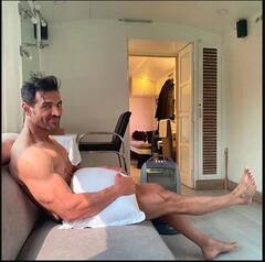 In Pics: ਜੌਨ ਅਬ੍ਰਾਹਮ ਦੀ ਸੈਮੀ ਨਿਊਡ ਤਸਵੀਰ ਵਾਇਰਲ, ਕਰ ਰਹੇ ਕਿਸੇ ਦਾ ਇੰਤਜ਼ਾਰ