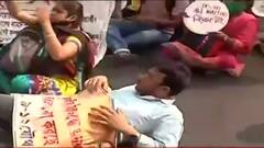 Kalighat SSC Protest :প্রতিশ্রুতি ভঙ্গের অভিযোগে কালীঘাটে রাস্তায় শুয়ে প্রতিবাদ SSC চাকরিপ্রার্থীদের