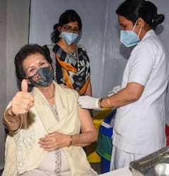 Corona vaccination Pics: রাত হোক বা দিন, নিন ভ্যাকসিন