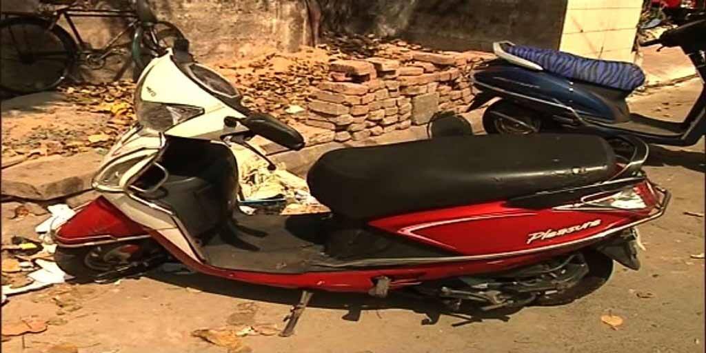 Gariahat Stolen News: রাতের গড়িয়াহাটে দুষ্কৃতী দৌরাত্ম্য, গ্রেফতার দুই South Calcutta: two people arrested for beating school girl in Gariahat area Gariahat Stolen News: রাতের গড়িয়াহাটে দুষ্কৃতী দৌরাত্ম্য, গ্রেফতার দুই