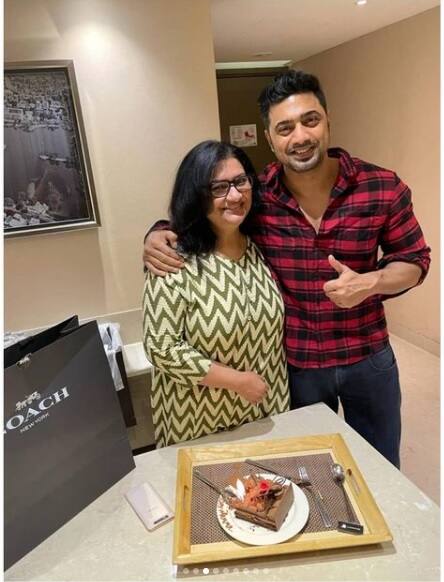 জন্মদিনেরর এই ছোট্ট পার্টিতে উপস্থিত ছিলেন রুক্মিণীর বিশেষ বন্ধু দেবও।