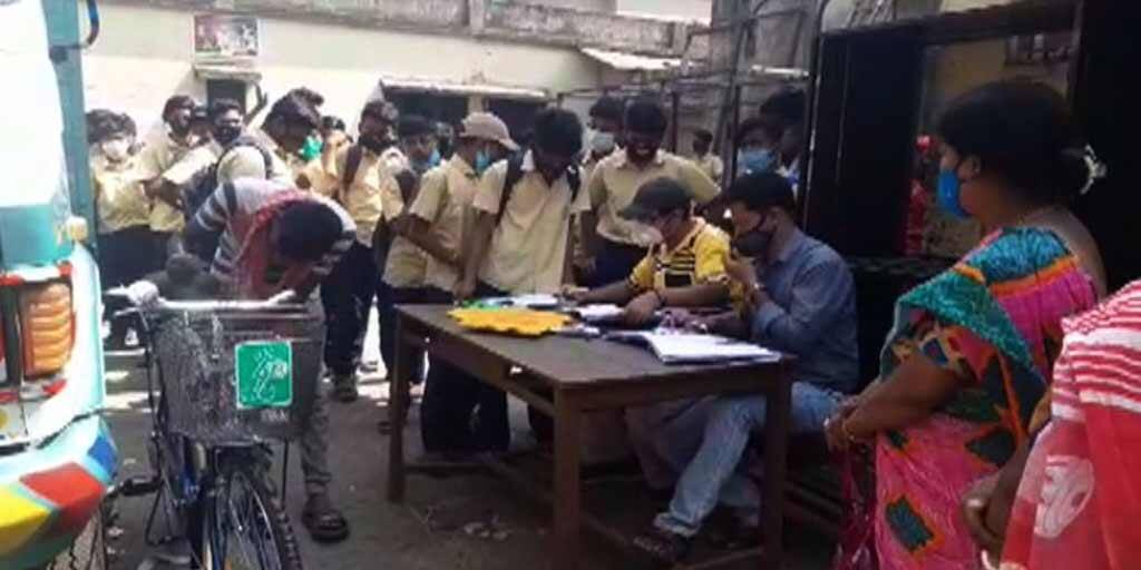 WB Election 2021: ভোটের বাংলায় সবুজ সাথী সাইকেল বিলি, আচরণ বিধি ভঙ্গের অভিযোগ West Bengal Election 2021: Sabuj Saathi Cycle given in Barasat violated Election Commission guidelines WB Election 2021: ভোটের বাংলায় সবুজ সাথী সাইকেল বিলি, আচরণ বিধি ভঙ্গের অভিযোগ