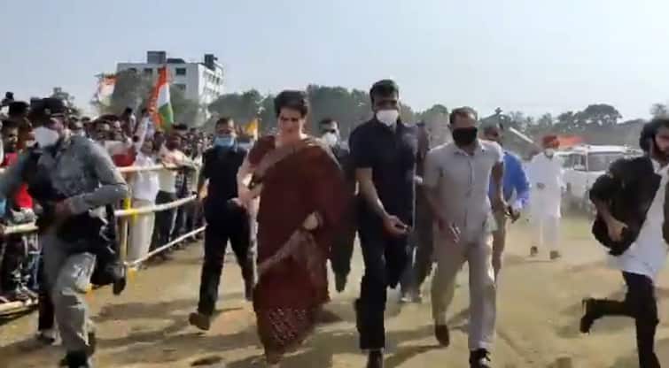 Assam Assembly Election: Priyanka Gandhi ran to reach stage in Assam Rally, video goes Viral Assam Assembly Election: ਰੈਲੀ ਲਈ ਲੇਟ ਹੋਏ ਪ੍ਰਿੰਯਕਾ ਗਾਂਧੀ ਨੇ ਇੰਝ ਲਗਾਈ ਦੌੜ, ਵੇਖੋ ਵੀਡੀਓ