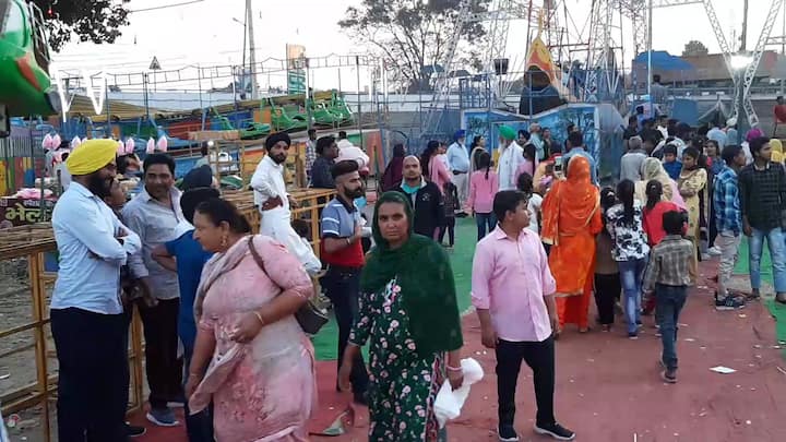 ਸੋਸ਼ਲ ਡਿਸਟੈਂਸ ਦਾ ਪਾਲਣ ਨਹੀਂ ਦਿਖਾਈ ਦਿੱਤਾ ਅਤੇ ਲੋਕਾਂ ਦੇ ਮੂੰਹ ਤੇ ਮਾਸਕ ਨਹੀਂ ਦਿਖਿਆ।