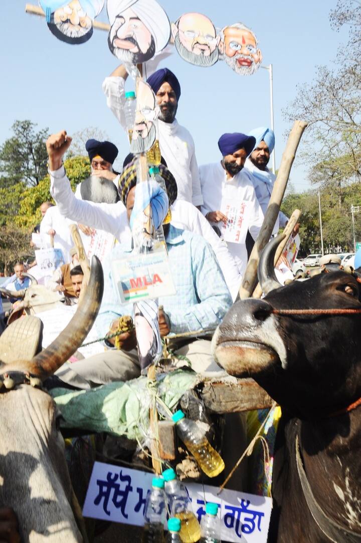 ਪੰਜਾਬ ਵਿਚ ਵੱਧ ਰਹੀ ਮਹਿੰਗਾਈ ਦਾ ਮੁੱਦਾ ਪੰਜਾਬ ਵਿਧਾਨ ਸਭਾ ਦੇ ਬਾਹਰ ਗੂੰਜਿਆ।