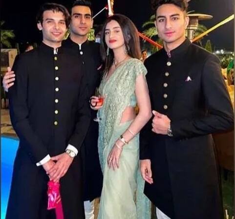 ਵਿਆਹ ਵਿੱਚ ਸ਼ਾਮਲ ਹੋਏ ਦੋਸਤਾਂ ਨਾਲ ਇਬਰਾਹਿਮ ਦੇ ਮਸਤੀ ਦੀਆਂ ਤਸਵੀਰਾਂ ਹੁਣ ਸੋਸ਼ਲ ਮੀਡੀਆ 'ਤੇ ਵਾਇਰਲ ਹੋ ਰਹੀਆਂ ਹਨ।