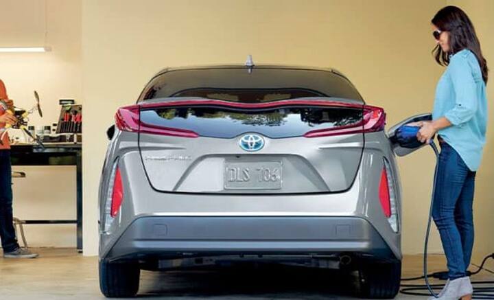 ਇੰਜਣ ਆੱਇਲ ਦੀ ਮਾਤਰਾ ਸਹੀ ਰੱਖੋ। ਜੇ ਉਹ ਕਾਲਾ ਹੋ ਗਿਆ ਹੈ, ਤਾਂ ਦੋਬਾਰਾ ਫ਼ਿਲ ਕਰਵਾ ਲਵੋ; ਜੇ ਉਸ ਦਾ ਰੰਗ ਜ਼ਿਆਦਾ ਨਹੀਂ ਬਦਲਿਆ ਹੈ, ਤਾਂ ਉਸ ਨੂੰ ਟੌਪ ਅੱਪ ਕਰਵਾ ਲਵੋ। ਇੰਜਣ ਆੱਇਲ ਫ਼ਿਲਟਰ ਨਵਾਂ ਬਦਲ ਲੈਣਾ ਚਾਹੀਦਾ ਹੈ; ਜੋ ਕਾਰ ਦੀ ਸਿਹਤ ਲਈ ਠੀਕ ਰਹਿੰਦਾ ਹੈ।