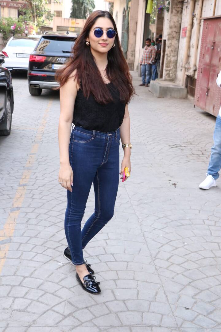 Can you guess who turned photographer for Disha Parmar while she was busy posing for the camera? None other than her beau, Rahul Vaidya.