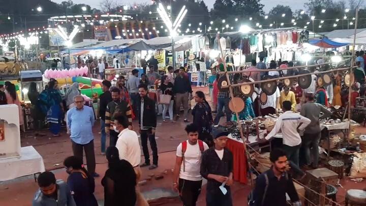 ਬਠਿੰਡਾ ਦੇ ਰੋਜ਼ ਗਾਰਡਨ ਚੌਕ ਨਜ਼ਦੀਕ ਮਨੋਰੰਜਨ ਮੇਲਾ ਲੱਗਿਆ। ਜਿੱਥੇ ਸੈਂਕੜਿਆਂ ਦੀ ਗਿਣਤੀ ਵਿੱਚ ਲੋਕਾਂ ਦਾ ਹਜ਼ੂਮ ਦੇਖਣ ਨੂੰ ਮਿਲਿਆ।