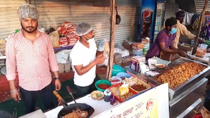 ਮੇਲੇ 'ਚ ਜਿੱਥੇ ਲੋਕ ਸ਼ੌਪਿੰਗ ਦਾ ਆਨੰਦ ਮਾਣਦੇ ਹਨ ਉੱਥੇ ਹੀ ਖਾਣ ਪੀਣ ਦੀਆਂ ਸਟਾਲਾਂ ਦਾ ਲੁਤਫ਼ ਵੀ ਉਠਾਉਂਦੇੇ ਹਨ।