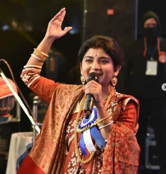 আজ তৃণমূল ভবনে বসেই তিনি গেয়ে ওঠেন, 'তোমায় হৃদমাঝারে রাখব, ছেড়ে দেব না'