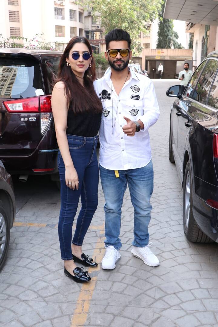 'Bigg Boss 14' first runner-up Rahul Vaidya and his girlfriend Disha Parmar were snapped by the paparazzi in Mumbai on Thursday (March 4). The two lovebirds, who confirmed their relationship in Bigg Boss 2020, posed happily for the shutterbugs.
