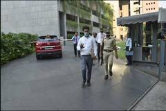 ਰੇਡ ਤੋਂ ਬਾਅਦ Anurag Kashyap ਦੇ ਘਰੋਂ ਫ਼ਿਲਮੀ ਸਟਾਈਲ 'ਚ ਨਿਕਲੇ ਆਈਟੀ ਅਧਿਕਾਰੀ, ਸਾਹਮਣੇ ਆਈਆਂ ਇਹ ਤਸਵੀਰਾਂ