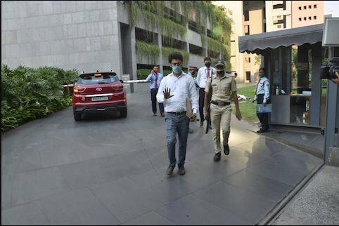 ਖਬਰਾਂ ਦੇ ਅਨੁਸਾਰ ਇਨ੍ਹਾਂ ਮਸ਼ਹੂਰ ਹਸਤੀਆਂ ਤੋਂ ਕਈ ਘੰਟਿਆਂ ਲਈ ਪੁੱਛਗਿੱਛ ਵੀ ਕੀਤੀ ਗਈ। ਛਾਪੇਮਾਰੀ ਤੋਂ ਬਾਅਦ ਅਨੁਰਾਗ ਕਸ਼ਯਪ ਦੇ ਘਰ 'ਚੋਂ ਨਿਕਲਣ ਤੋਂ ਬਾਅਦ ਇਨਕਮ ਟੈਕਸ ਅਧਿਕਾਰੀ ਫਿਲਮੀ ਅੰਦਾਜ਼ 'ਚ ਦਿਖਾਈ ਦਿੱਤੇ।