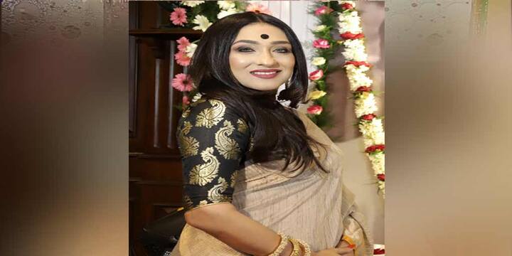 সুচিত্রা ভট্টাচার্যের ভূমিকায় ছবিতে দেখা যাবে ঋতুপর্ণা সেনগুপ্তকে। এদিন হাজির রইলেন তিনিও।