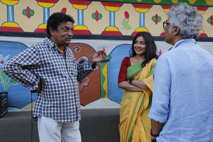 গৌতম ঘোষের সঙ্গে এই প্রথম কাজ করেছেন গার্গী রায়চৌধুরি। কাজটা তাই তাঁর কাছে খুব স্পেশাল। গার্গী বলছেন, ‘গৌতমদার সঙ্গে কাজ করা আমার স্বপ্ন ছিল। ভীষণ ভীষণ খুশি আমি। গৌতমদা এত সুন্দর করে চরিত্রগুলো বুঝিয়ে দেন, অনায়াসেই সেগুলোকে আত্মস্থ করে ফেলা যায়। আলাদা করে অভিনয় করতে হয় না। আমার তো মনে হত আমিই সুমিতা।’