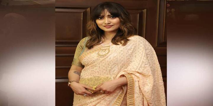 অনুষ্ঠানের জায়গা সবটা মুড়ে ফেলা হয়েছিল উত্তমকুমারের ছবিতে। সমস্ত অভিনেতা অভিনেত্রীদের মুখে একটাই কথা, 'ছবিটা নিয়ে সবাই আগ্রহী। নিজেদের মত করেই চরিত্রটা ফুটিয়ে তুলতে চান তাঁরা।'