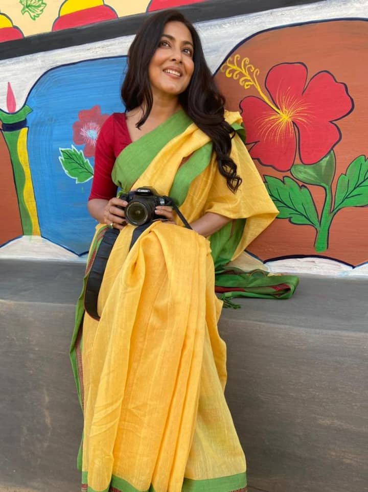 গৌতম ঘোষের সঙ্গে প্রথম কাজের অভিজ্ঞতাকে চিরকাল মনে রাখতে চান গার্গী। বলছেন, ‘গৌতমদা আমাকে নটি বলেন। বলেন, আমি নাচ করতে পারি, অভিনয় করতে পারি, গানও পারি। এই ছবিতে আমার গাওয়া ২ টি রবীন্দ্রসঙ্গীত রয়েছে। সেটা ঠিক গান নয়, অভিনয়। এটাই আমার প্রথম প্লেব্যাক। সেটাও গৌতমদার হাত ধরেই হল।’