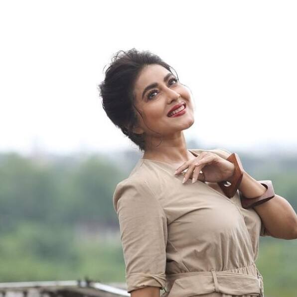 সদ্য শ্যুটিং সেরে পুরুলিয়া থেকে ফিরেছেন কলকাতায়। এখনও ঘোর কাটেনি লাল মাটির দেশের দৃশ্যপটের। গৌতম ঘোষের সঙ্গে কাজ করা স্বপ্ন ছিল তাঁর। সেই স্বপ্ন পূরণ হওয়াতে এখন ‘ভীষণ ভীষণ খুশি’ গার্গী রায়চৌধুরী।