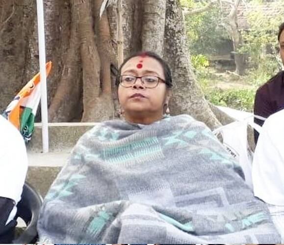 সাতগাছিয়া থেকে বাদ পড়েছেন প্রাক্তন ডেপুটি স্পিকার সোনালি গুহ। টিকিট না পেয়ে কান্নায় ভেঙে পড়েছেন তিনি। সোনালি ক্ষোভ উগরে দিয়েছেন দলের ওপর।