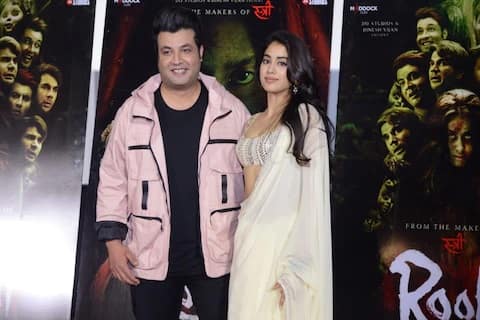 প্রচারের অঙ্গ হিসেবে সম্প্রতি জাহ্নবী কপূর, বরুণ শর্মা দিল্লির কনট প্লেসে গিয়েছিলেন। সেখানে দুরন্ত মুডে দেখা গেল দুজনকে। দুজন সেখানে অনেক মজা করেন।