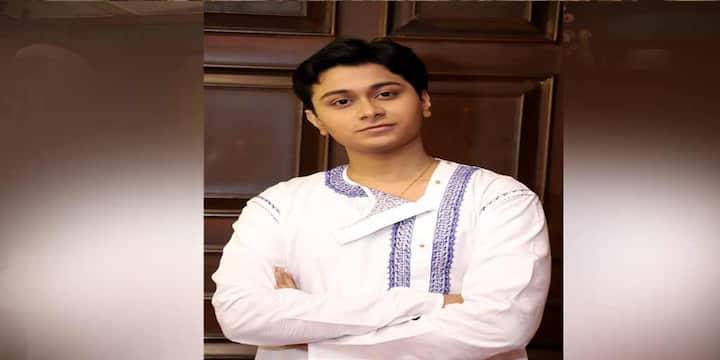 তরুণ উত্তমকুমারের ভূমিকায় দেখা যাবে নবাগত তীর্থরাজ বসুকে। এদিন তিনিও একেবারে শাশ্বত চট্টোপাধ্যায়ের মত করে সেজেই আসরে আসেন।