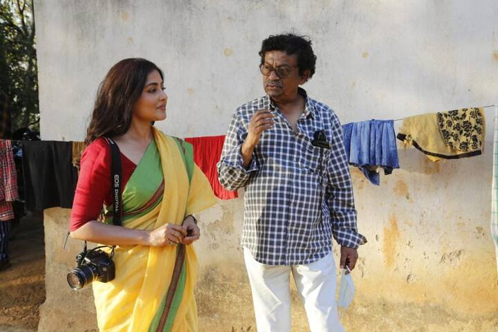 লকডাউনে বদলে যাওয়া জীবন, পরিস্থিতিকেই তুলে ধরা হবে ২৫ মিনিটের এই ছবিতে। গার্গী বলছেন, ‘আমার চরিত্রটা খুব সাধারণ। সবাই খুব মিল খুঁজে পাবে। সুমিতা একজন শিক্ষিকা। নিউ নর্মালে সেও অনলাইন ক্লাসের সঙ্গে অভ্যস্ত হচ্ছে। ছবির অনেকটা অংশের শ্যুটিং পুরুলিয়ায়। লাল মাটির দেশে গিয়ে সেও যেন প্রাণ খুলে বাঁচতে চাইছে।’