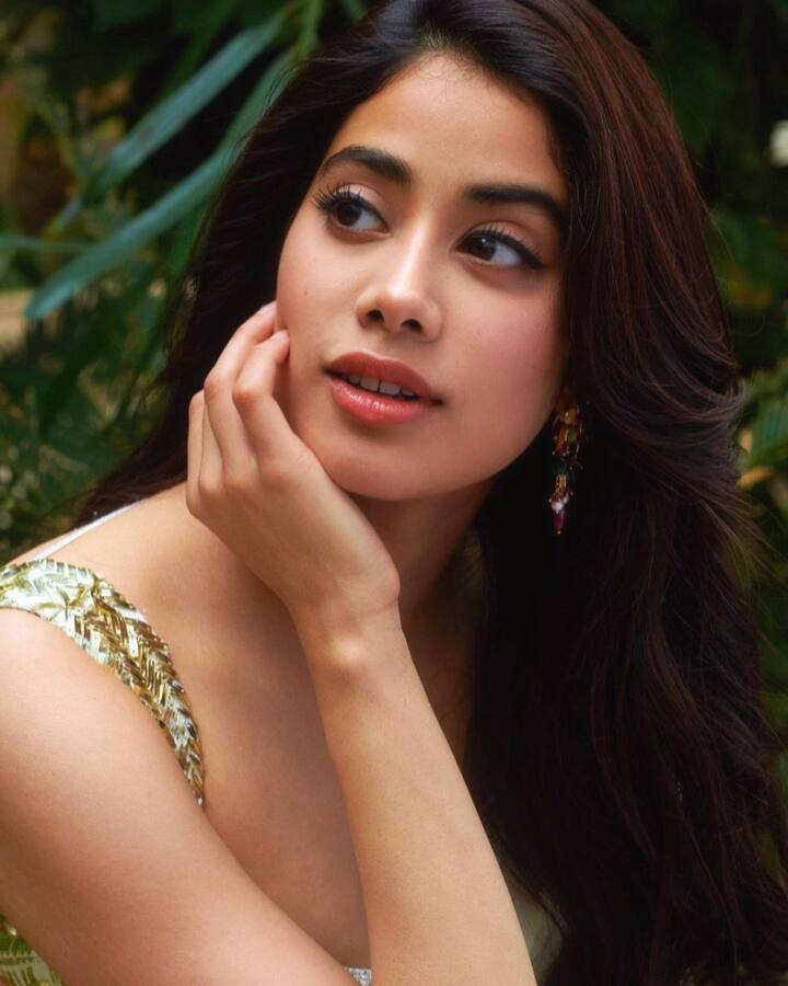 Daughter of veteran actress Sridevi and producer Boney Kapoor, Janhvi Kapoor is setting the internet on fire with her hot and mesmerizing looks from the promotions from her upcoming film 'Roohi'. (Image courtesy - @janhvikapoor/Instagram)