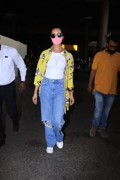 Shraddha Kapoor: মলদ্বীপ থেকে ফিরে বিমানবন্দরেই কেক কেটে বিলম্বিত জন্মদিন পালন শ্রদ্ধা কপূরের