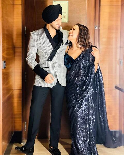 ਨੇਹਾ ਇਨ੍ਹਾਂ ਤਸਵੀਰਾਂ 'ਚ ਨੀਲੇ ਰੰਗ ਦੀ ਸਾੜੀ 'ਚ ਨਜ਼ਰ ਆ ਰਹੀ ਹੈ।