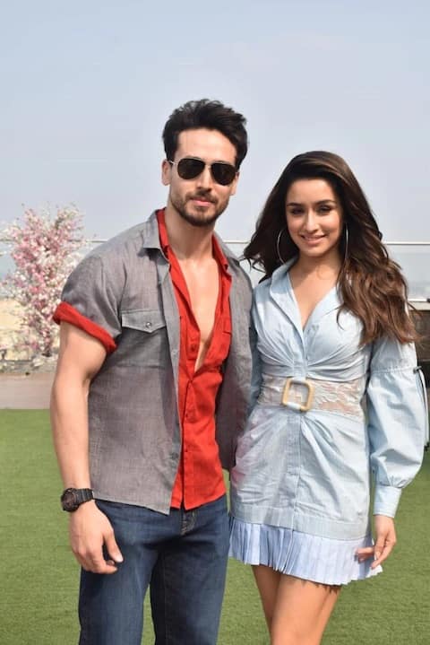 ਟਾਇਗਰ ਸ਼ਰੌਫ-ਸ਼੍ਰੱਧਾ ਕਪੂਰ: ਫਿਲਮ ਬਾਗੀ 'ਚ ਇਕੱਠੇ ਕੰਮ ਕਰ ਚੁੱਕੇ ਟਾਇਗਰ ਸ਼੍ਰੌਫ ਤੇ ਸ਼੍ਰੱਧਾ ਕੈਥੇਡ੍ਰਲ ਤੇ ਜੌਨ ਕੌਨਨ ਸਕੂਲ 'ਚ ਇਕੱਠੇ ਸਨ। ਟਾਇਗਰ ਨੂੰ ਸ਼੍ਰੱਧਾ 'ਤੇ ਕ੍ਰਸ਼ ਵੀ ਹੋ ਗਿਆ ਸੀ। ਉਹ ਇਹ ਗੱਲ ਜਨਤਕ ਤੌਰ 'ਤੇ ਕਈ ਵਾਰ ਕਬੂਲ ਚੁੱਕੇ ਹਨ।