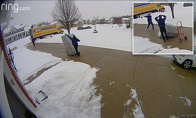 ਘਰ 'ਚ ਦਾਖ਼ਲ ਹੁੰਦਿਆਂ ਹੀ ਖਿੱਲਰ ਗਿਆ 3.28 ਲੱਖ ਦਾ ਫ਼੍ਰਿੱਜ, ਵੀਡੀਓ ਵਾਇਰਲ Moment delivery man destroys fridge while wheeling it down a driveway in Ohio ਘਰ 'ਚ ਦਾਖ਼ਲ ਹੁੰਦਿਆਂ ਹੀ ਖਿੱਲਰ ਗਿਆ 3.28 ਲੱਖ ਦਾ ਫ਼੍ਰਿੱਜ, ਵੀਡੀਓ ਵਾਇਰਲ