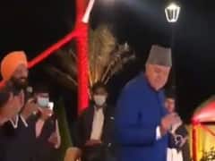 WATCH| 83-Yr-Old Veteran Leader Farooq Abdullah Dances To The Tunes Of 'Aaj Kal Tere Mere Pyar Ke Charche'